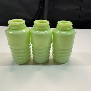 Vintage Jadeite Beehive Ribbed Shakers Uranium glows read